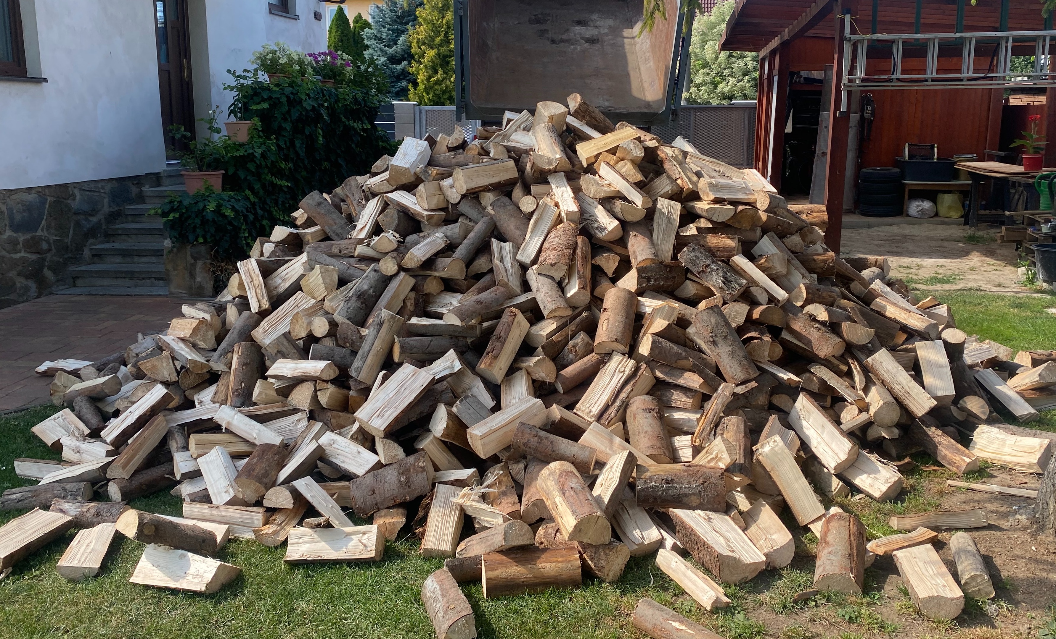 Měkké palivové dřevo - polena sypané