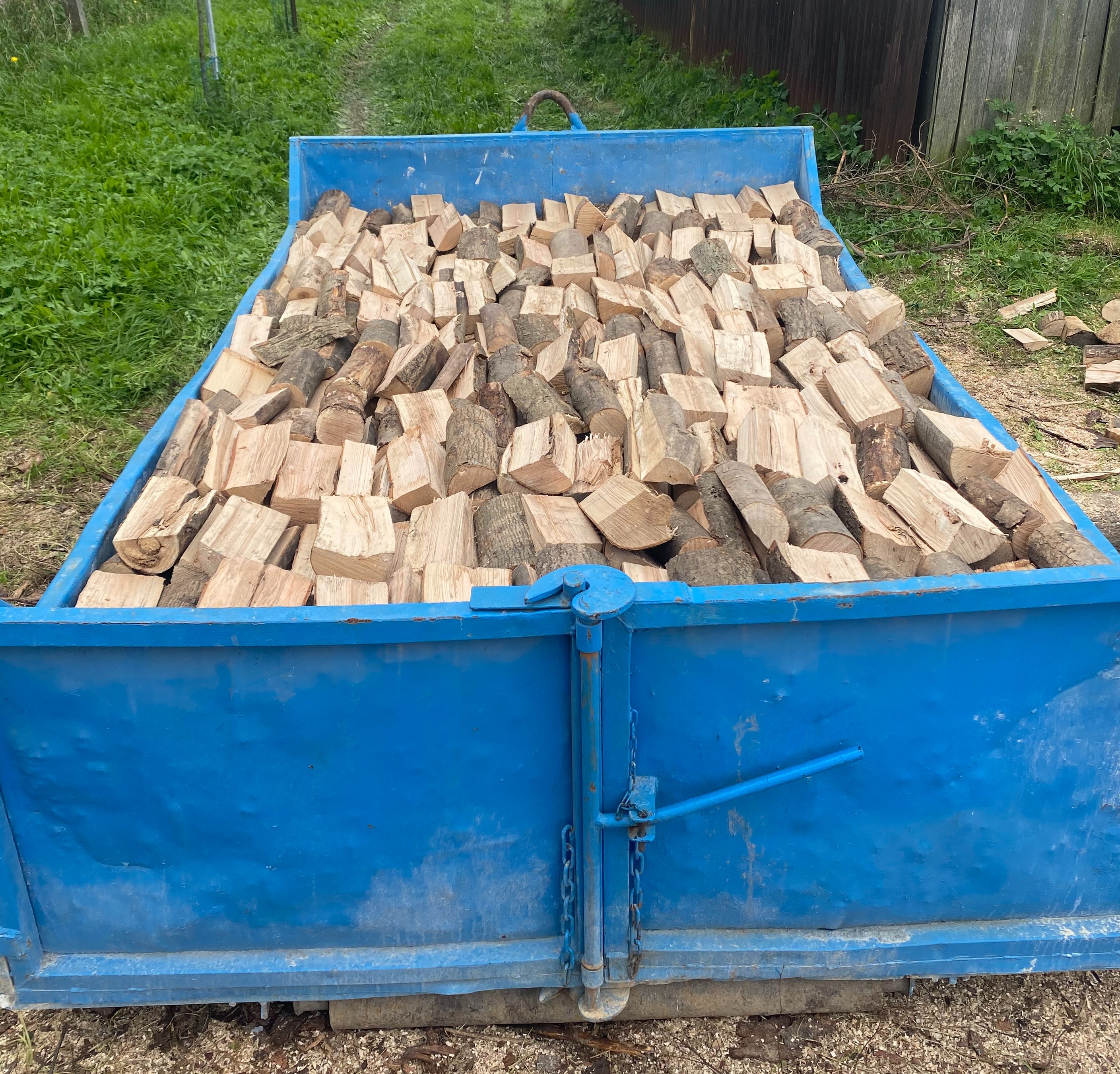 Měkké palivové dřevo - polena (rovnané)